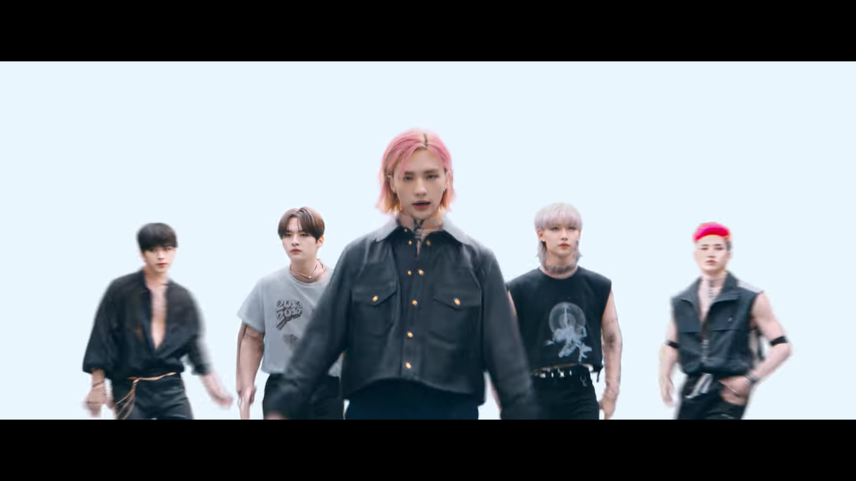 Tiếp bước SuperM và BlackPink, Stray Kids khiến fan thích mê khi diện Hanbok cách tân trong MV 'Back Door' Ảnh 4