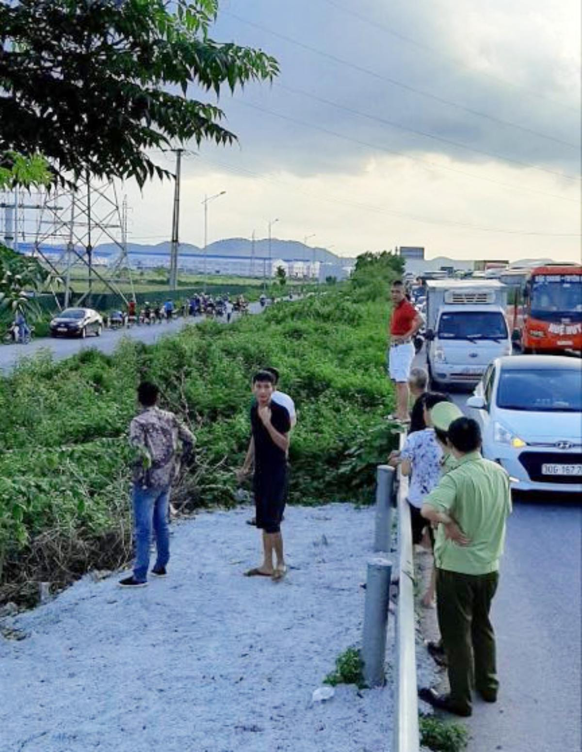 Đã bắt được hai đối tượng lái xe ô tô 16 chỗ cố tình tông chiến sĩ CSCĐ cơ động tử vong trên cao tốc Bắc Giang Ảnh 1