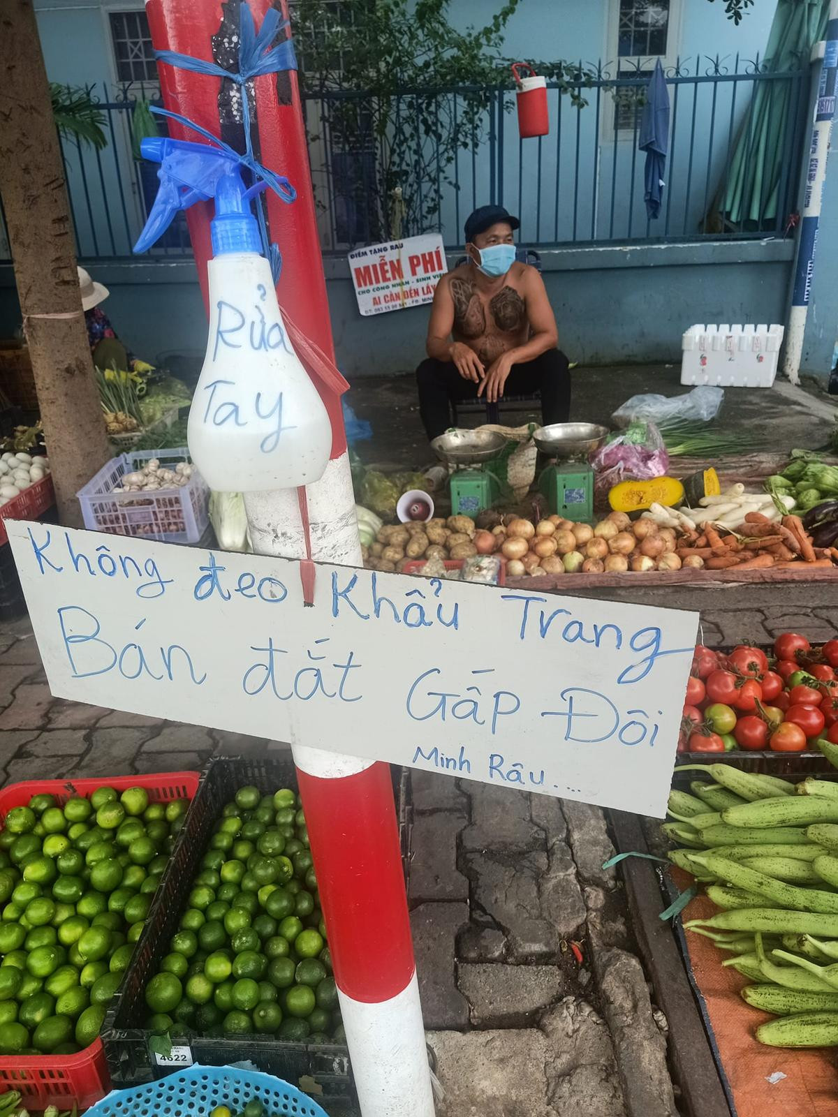 Chuyện 'gã' bán rau và cái tình hào sảng, sẵn sàng phát rau miễn phí cho bà con nghèo Ảnh 9