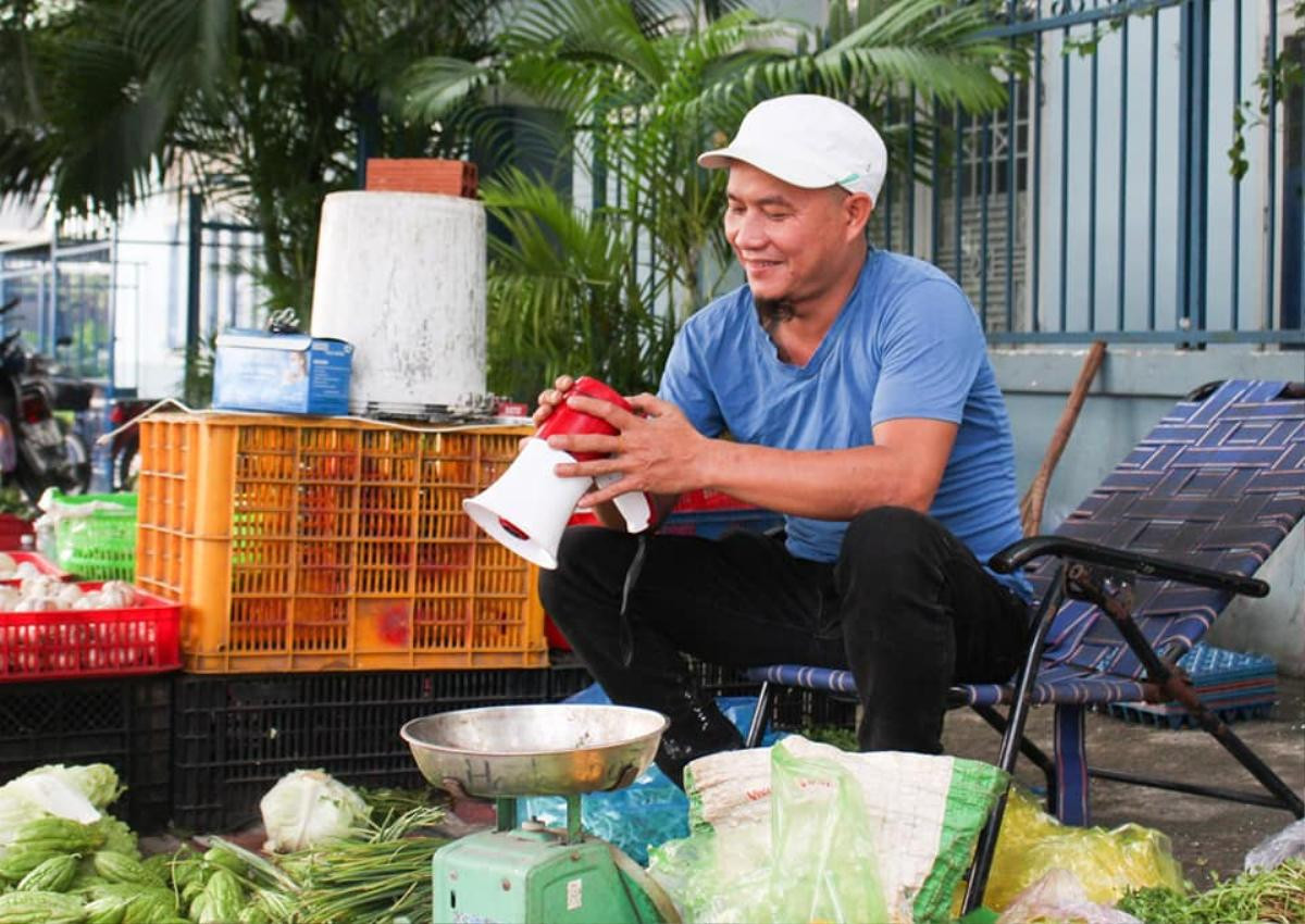 Chuyện 'gã' bán rau và cái tình hào sảng, sẵn sàng phát rau miễn phí cho bà con nghèo Ảnh 3