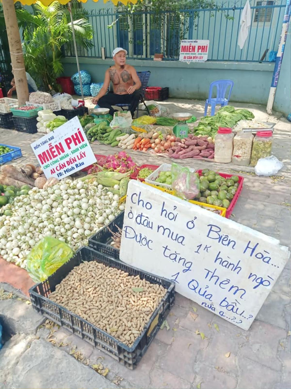 Chuyện 'gã' bán rau và cái tình hào sảng, sẵn sàng phát rau miễn phí cho bà con nghèo Ảnh 8