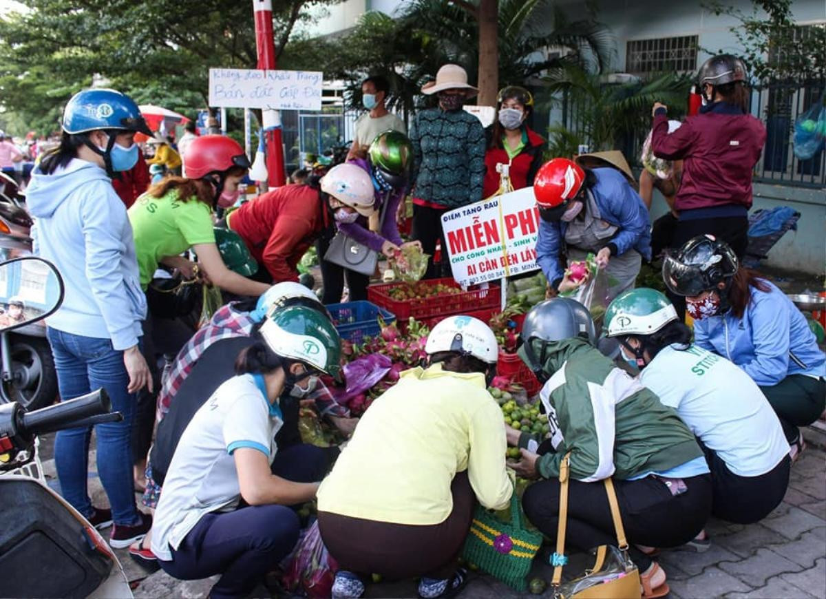 Chuyện 'gã' bán rau và cái tình hào sảng, sẵn sàng phát rau miễn phí cho bà con nghèo Ảnh 5