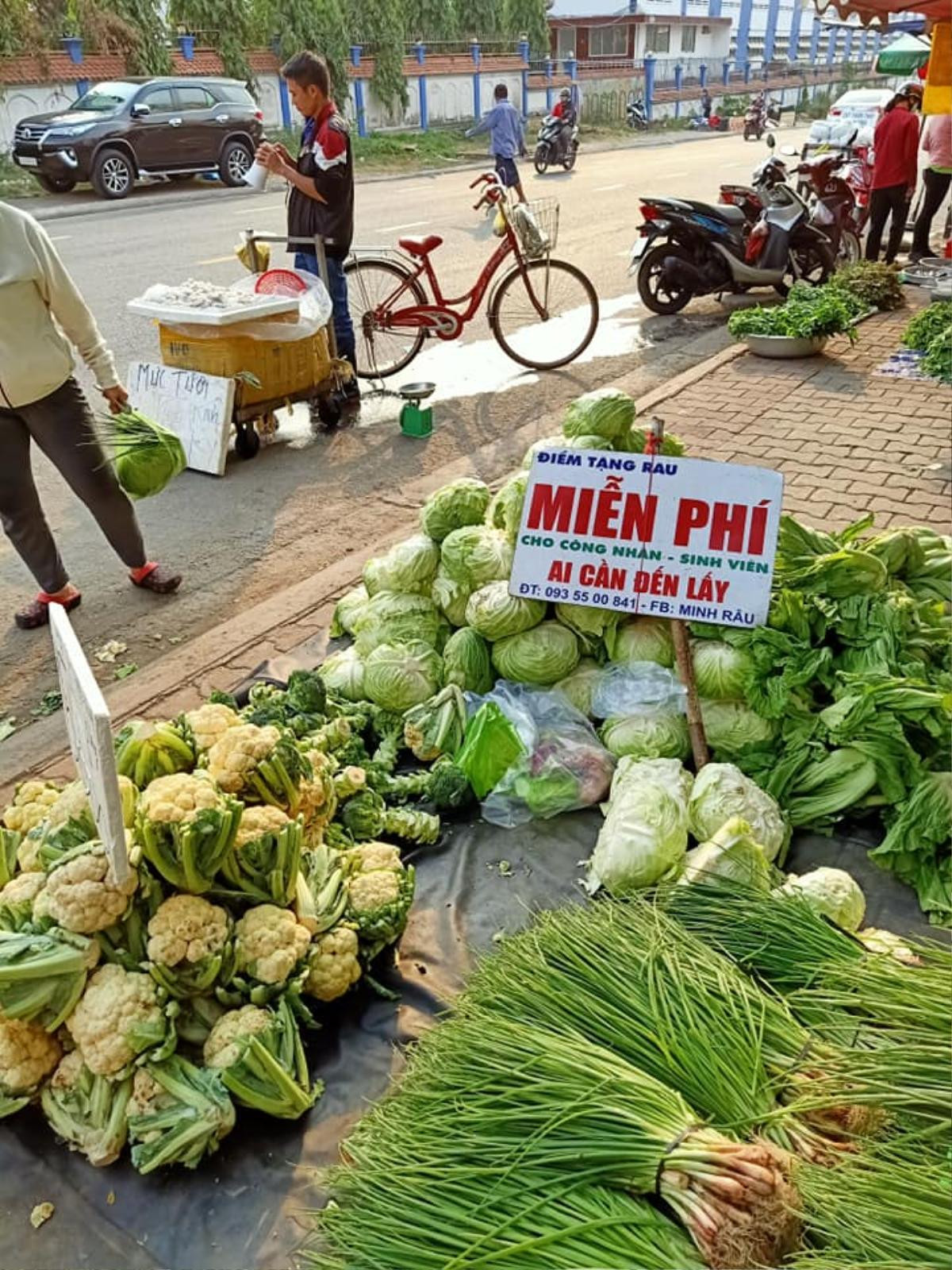 Chuyện 'gã' bán rau và cái tình hào sảng, sẵn sàng phát rau miễn phí cho bà con nghèo Ảnh 10