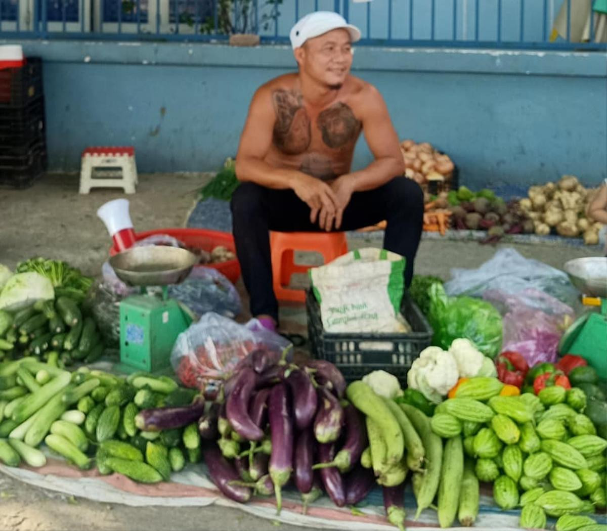 Chuyện 'gã' bán rau và cái tình hào sảng, sẵn sàng phát rau miễn phí cho bà con nghèo Ảnh 1