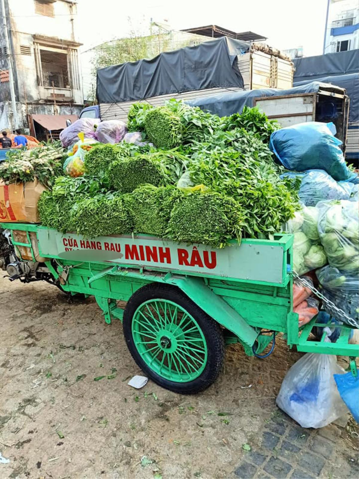 Chuyện 'gã' bán rau và cái tình hào sảng, sẵn sàng phát rau miễn phí cho bà con nghèo Ảnh 2