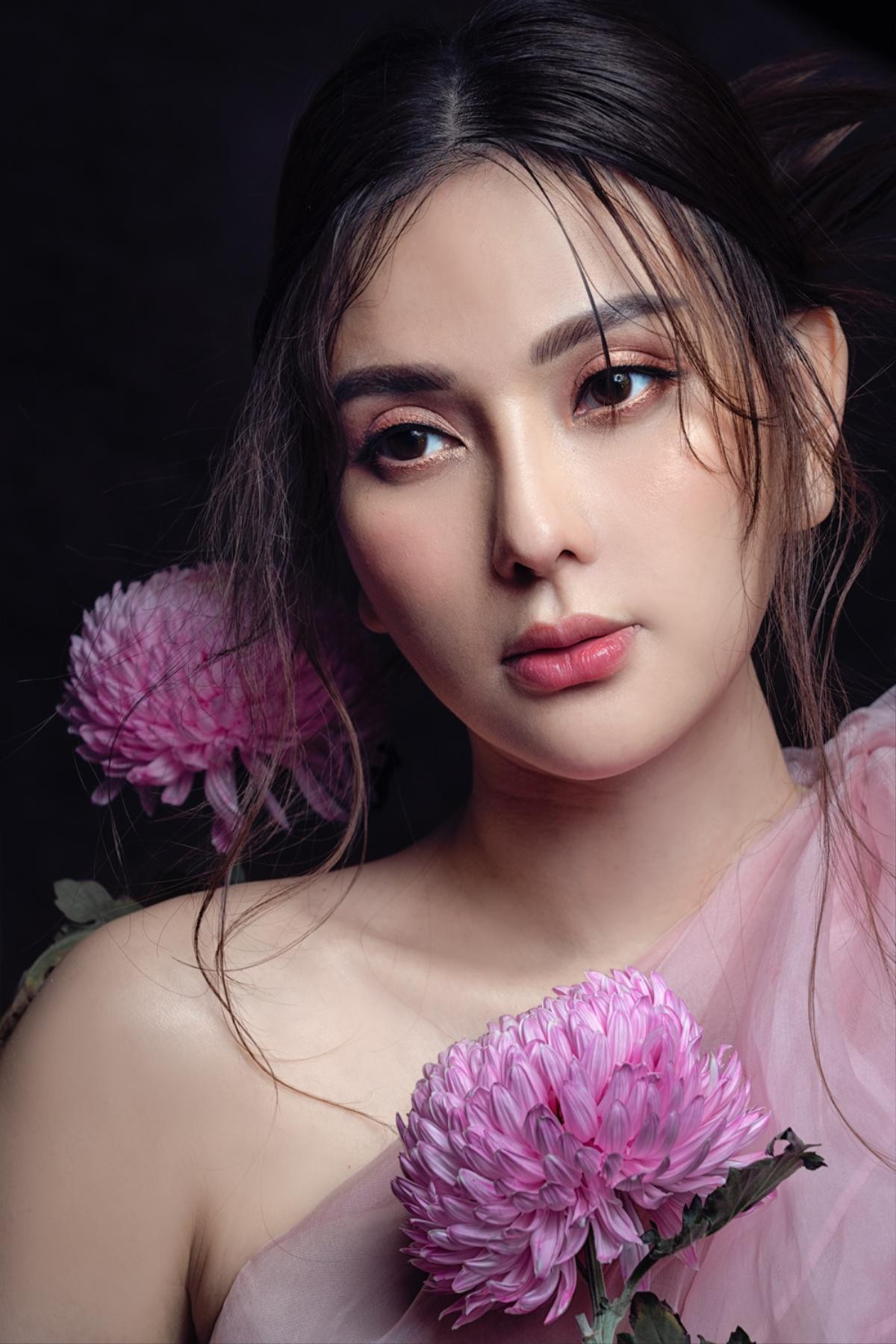 Sắp 'vỡ chum', Thu Thuỷ vẫn tung MV lyrics mới nhưng cảnh cô 'đứng hình' suốt 4 phút không chớp mắt mới khiến fan bật cười Ảnh 5