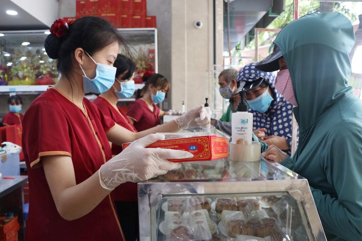 Tiệm bánh Trung thu Bảo Phương dựng vách ngăn phòng dịch COVID-19, khách đeo khẩu trang mới bán Ảnh 4