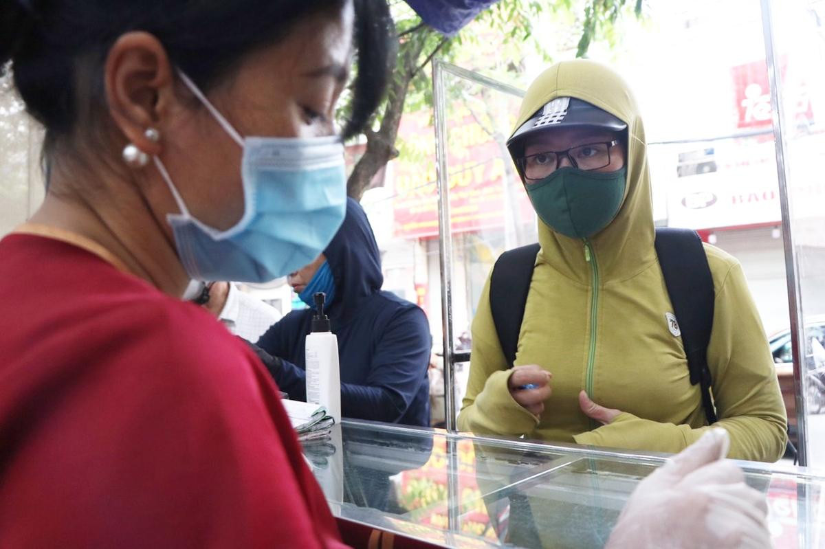 Tiệm bánh Trung thu Bảo Phương dựng vách ngăn phòng dịch COVID-19, khách đeo khẩu trang mới bán Ảnh 11