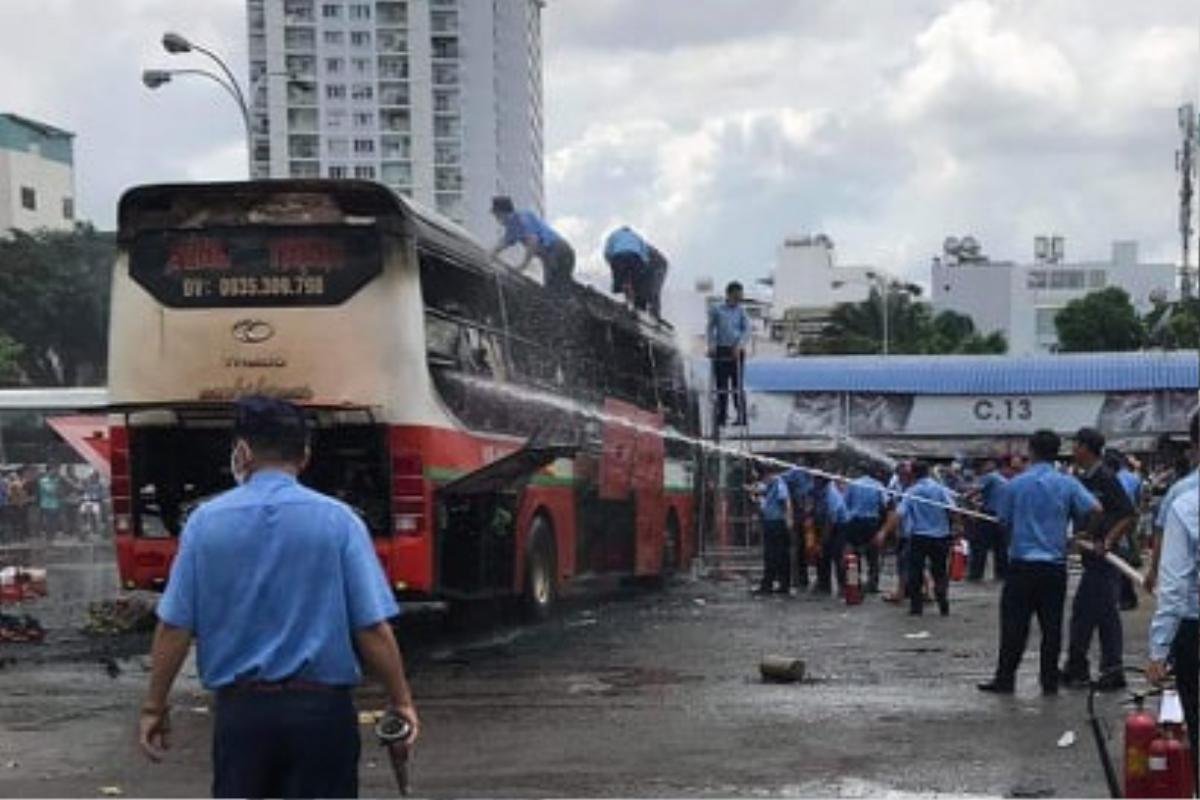 Một xe khách giường nằm bất ngờ bốc cháy nghi ngút khi đang đậu trong Bến xe Miền Đông Ảnh 2