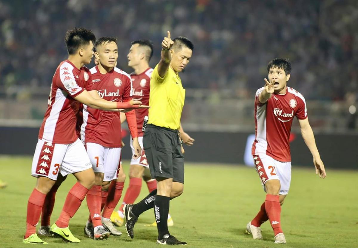 Hà Nội FC - TPHCM: Đội bóng của Công Phượng có bị trọng tài 'phá'? Ảnh 1