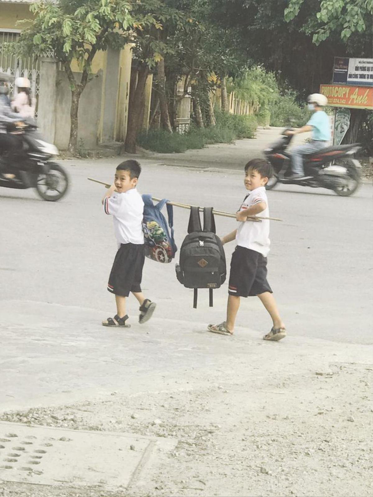 Hình ảnh hai cậu học trò vui vẻ trở về nhà sau giờ tan học, trên vai khiêng một thứ đặc biệt khiến dân mạng tấm tắc khen ngợi Ảnh 1