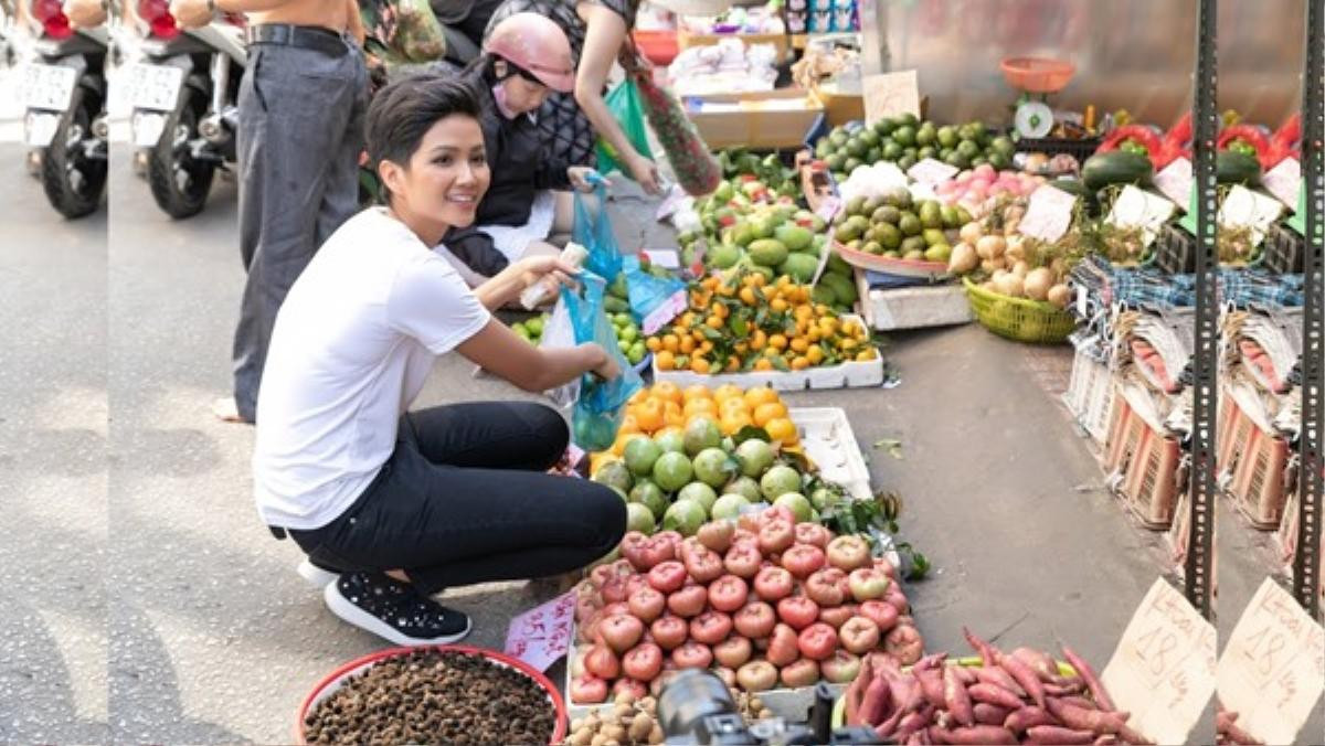 Đi chợ thôi cũng gây chú ý, Ngọc Trinh như lên sàn diễn, Nhã Phương nổi nhất chợ Ảnh 13