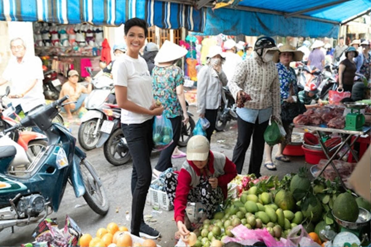 Đi chợ thôi cũng gây chú ý, Ngọc Trinh như lên sàn diễn, Nhã Phương nổi nhất chợ Ảnh 14