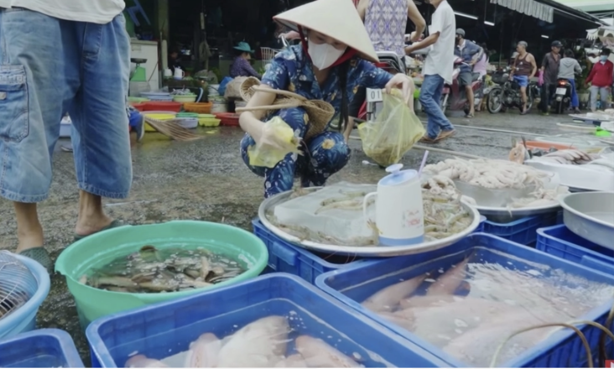 Đi chợ thôi cũng gây chú ý, Ngọc Trinh như lên sàn diễn, Nhã Phương nổi nhất chợ Ảnh 8