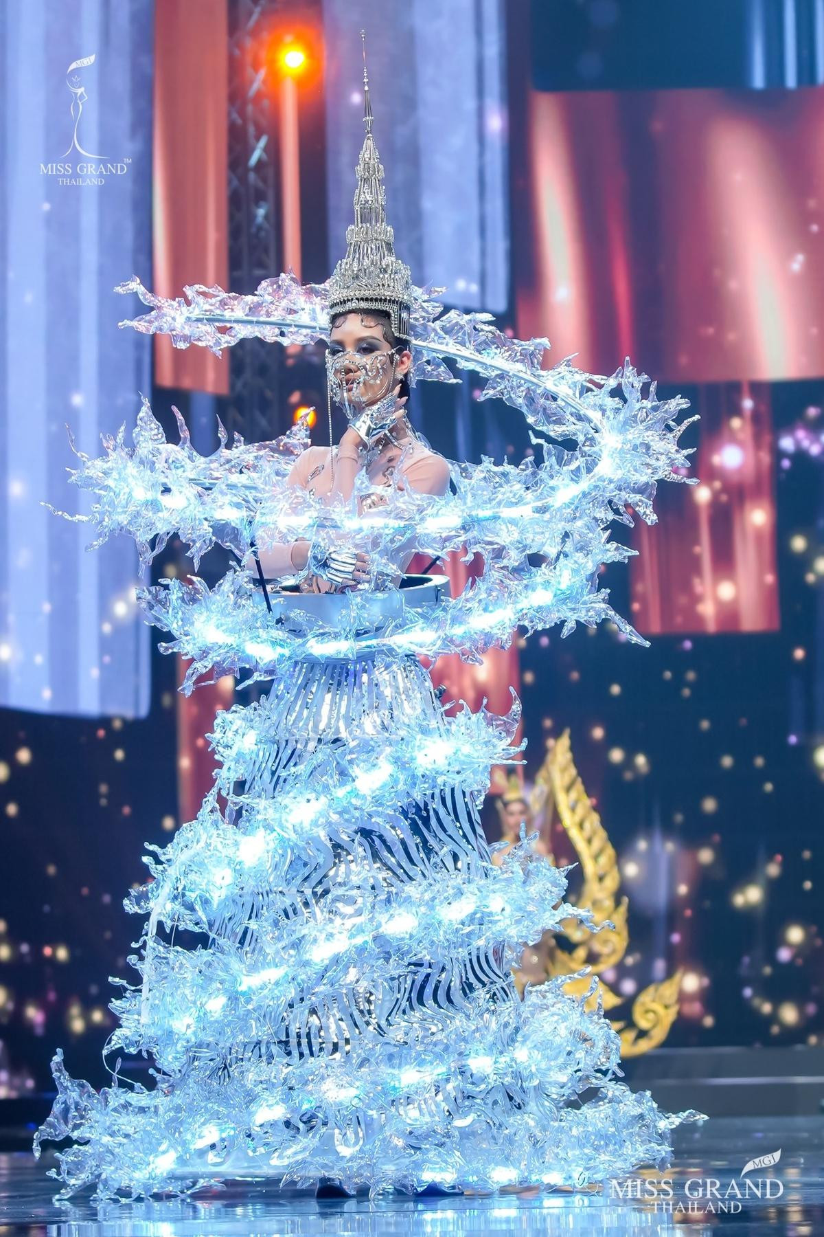 National Costume Miss Grand Thailand 2020: Xuồng ghe - chợ cá - lựu đỏ - xương khủng long lồng lộn choáng ngợp Ảnh 13