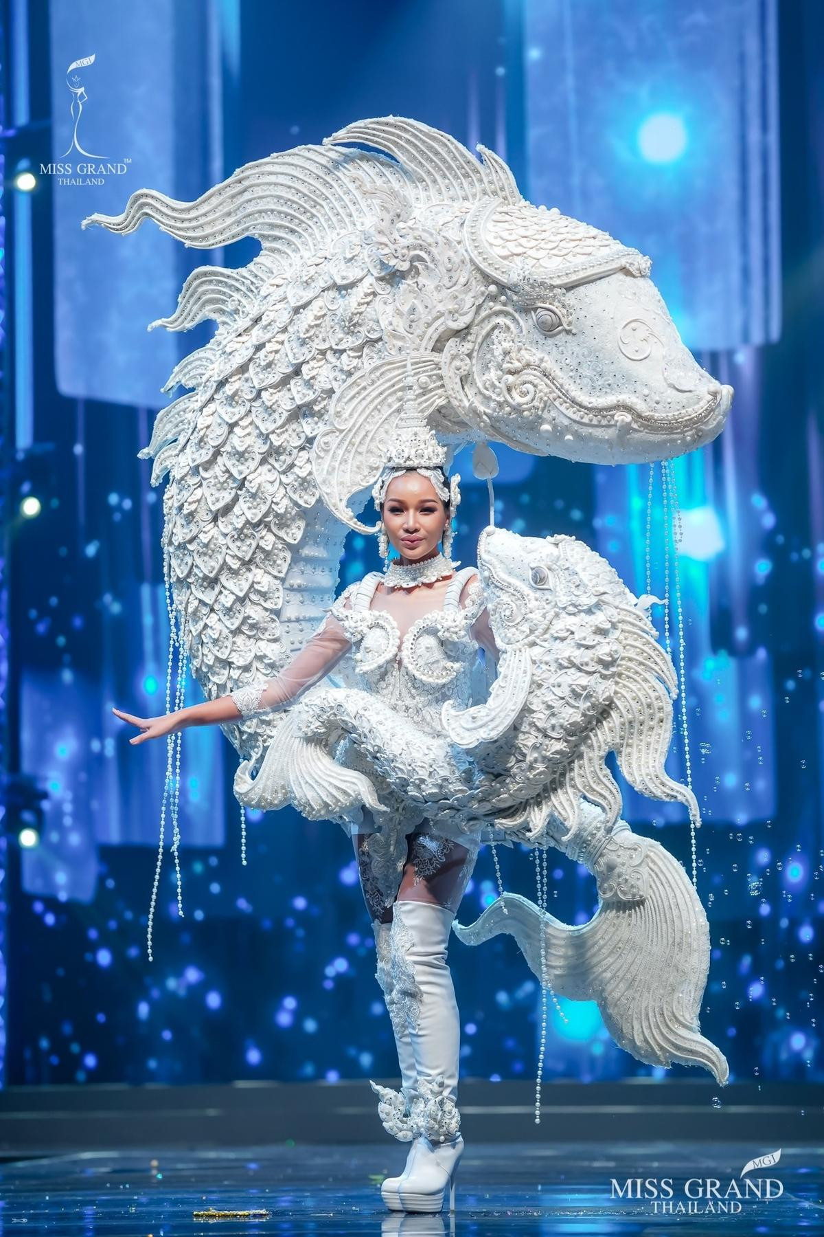 National Costume Miss Grand Thailand 2020: Xuồng ghe - chợ cá - lựu đỏ - xương khủng long lồng lộn choáng ngợp Ảnh 1