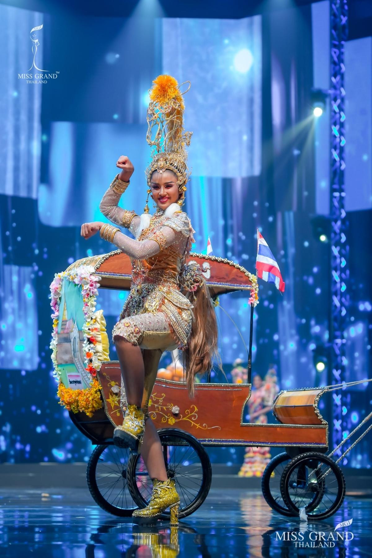 National Costume Miss Grand Thailand 2020: Xuồng ghe - chợ cá - lựu đỏ - xương khủng long lồng lộn choáng ngợp Ảnh 15