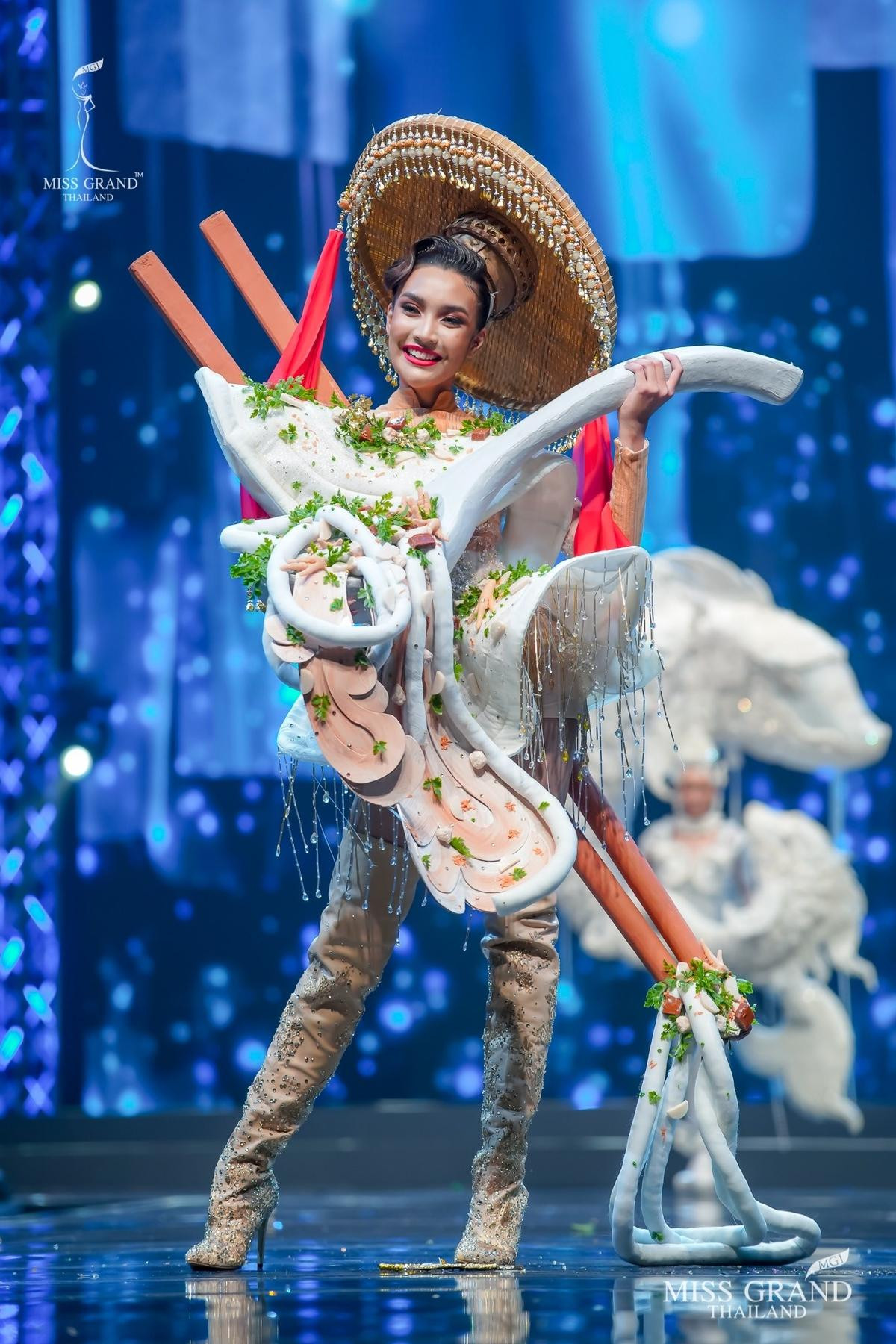 National Costume Miss Grand Thailand 2020: Xuồng ghe - chợ cá - lựu đỏ - xương khủng long lồng lộn choáng ngợp Ảnh 8