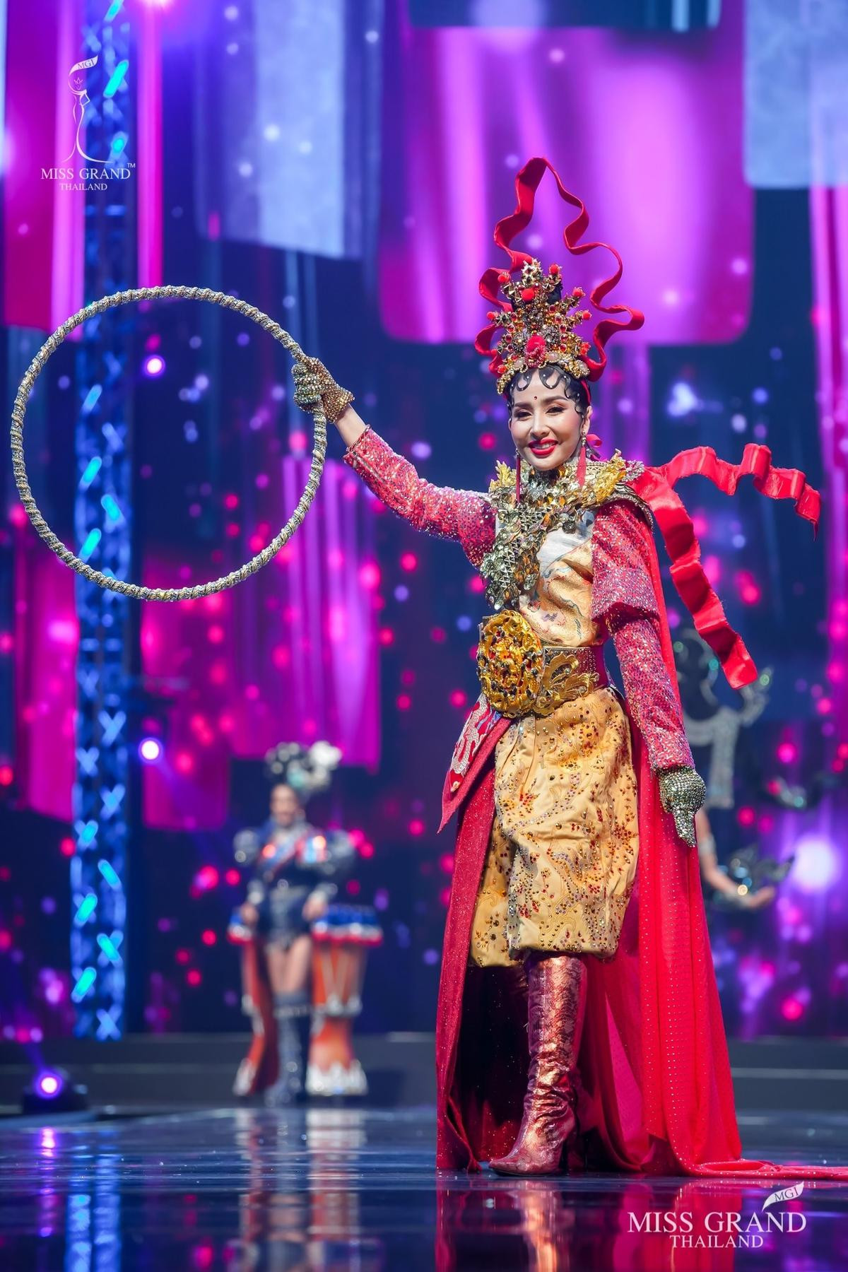 National Costume Miss Grand Thailand 2020: Xuồng ghe - chợ cá - lựu đỏ - xương khủng long lồng lộn choáng ngợp Ảnh 3