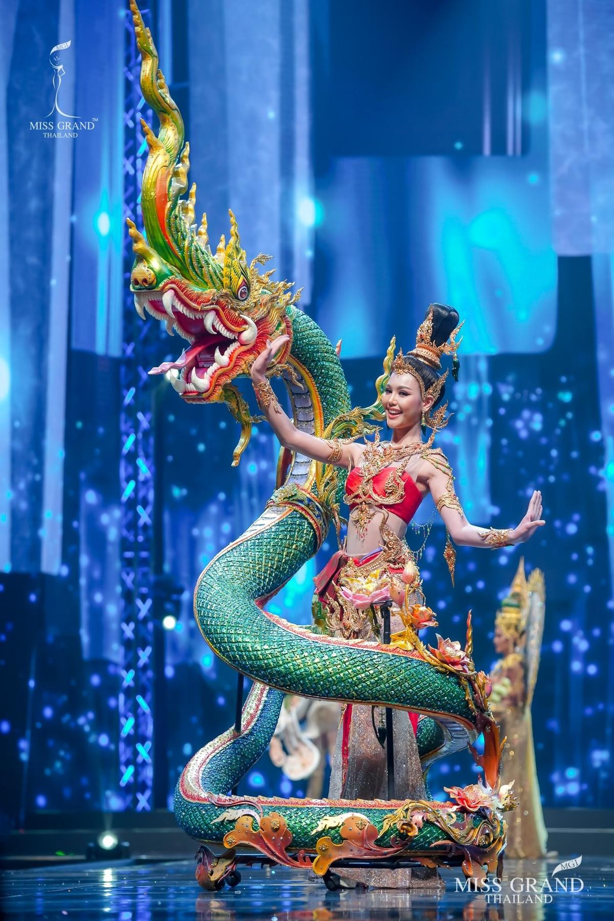 National Costume Miss Grand Thailand 2020: Xuồng ghe - chợ cá - lựu đỏ - xương khủng long lồng lộn choáng ngợp Ảnh 14