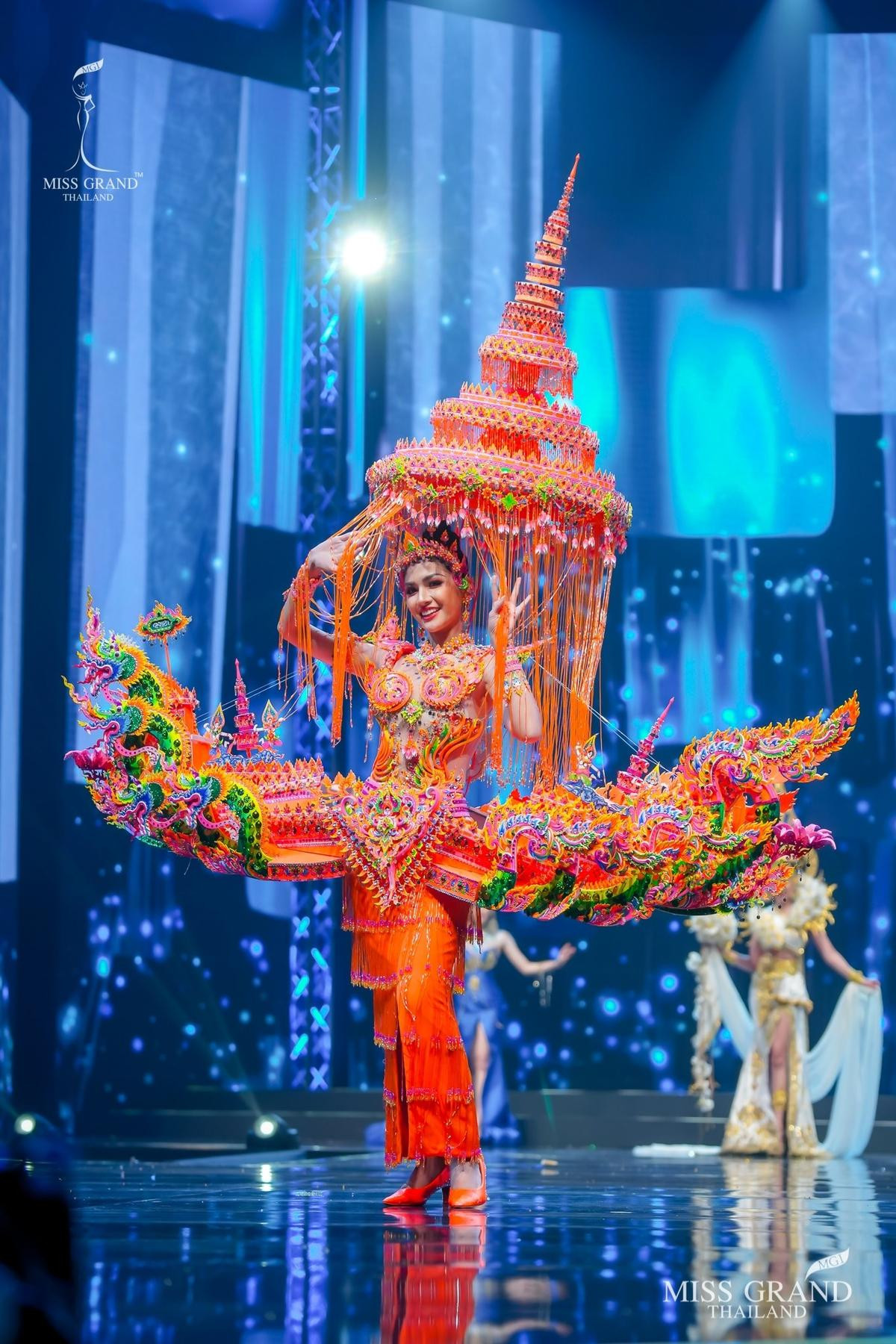 National Costume Miss Grand Thailand 2020: Xuồng ghe - chợ cá - lựu đỏ - xương khủng long lồng lộn choáng ngợp Ảnh 10