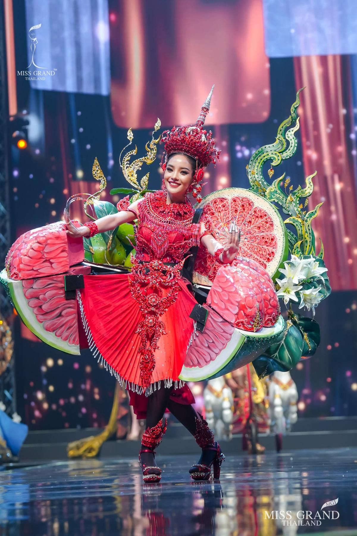 National Costume Miss Grand Thailand 2020: Xuồng ghe - chợ cá - lựu đỏ - xương khủng long lồng lộn choáng ngợp Ảnh 7