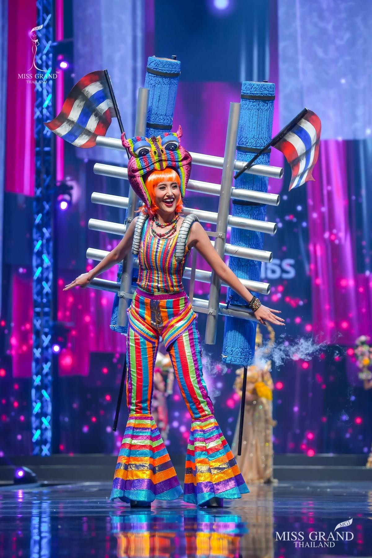 National Costume Miss Grand Thailand 2020: Xuồng ghe - chợ cá - lựu đỏ - xương khủng long lồng lộn choáng ngợp Ảnh 16