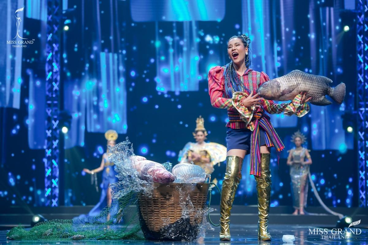 National Costume Miss Grand Thailand 2020: Xuồng ghe - chợ cá - lựu đỏ - xương khủng long lồng lộn choáng ngợp Ảnh 11