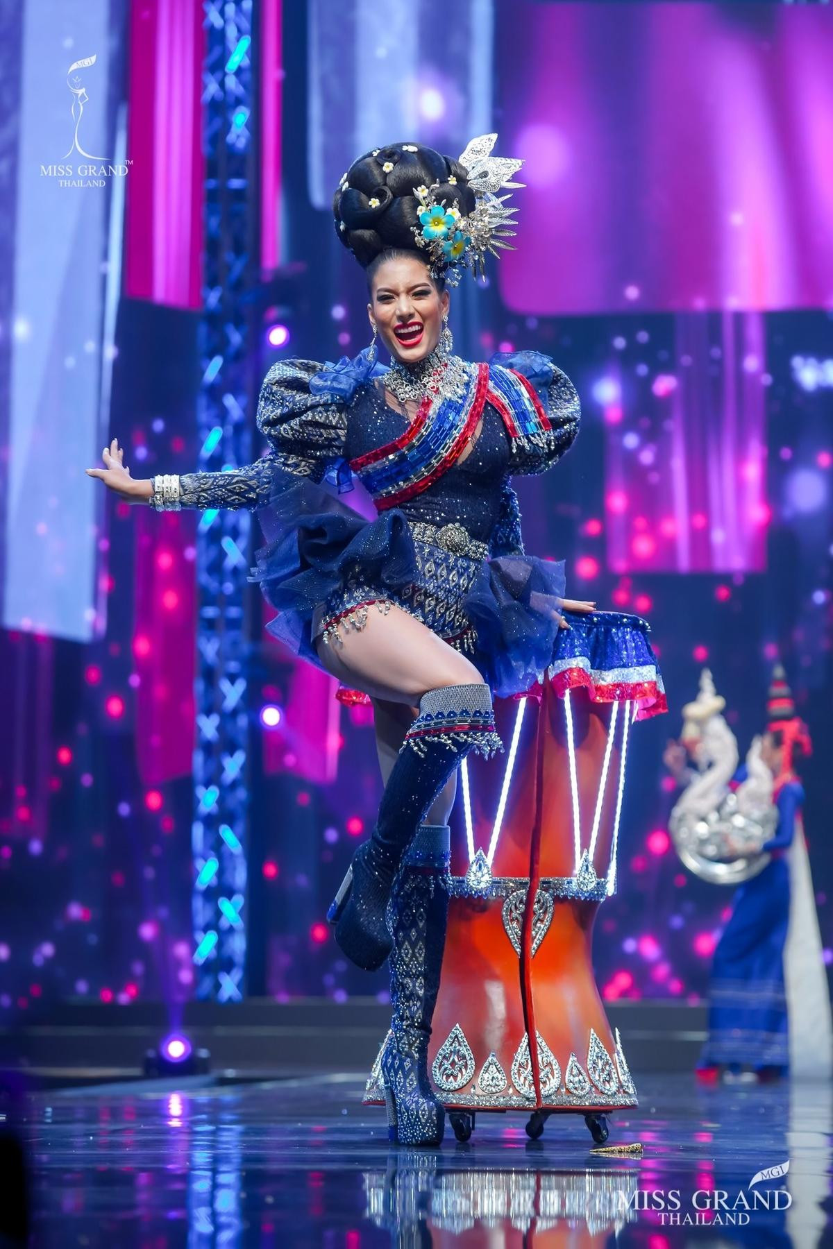 National Costume Miss Grand Thailand 2020: Xuồng ghe - chợ cá - lựu đỏ - xương khủng long lồng lộn choáng ngợp Ảnh 5