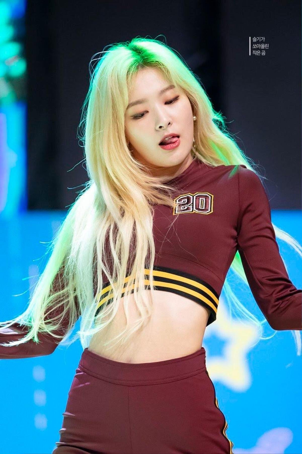 Liên tục bị bắt gặp đang thè lưỡi, Seulgi (Red Velvet) giải thích về thói quen khó bỏ của mình Ảnh 1