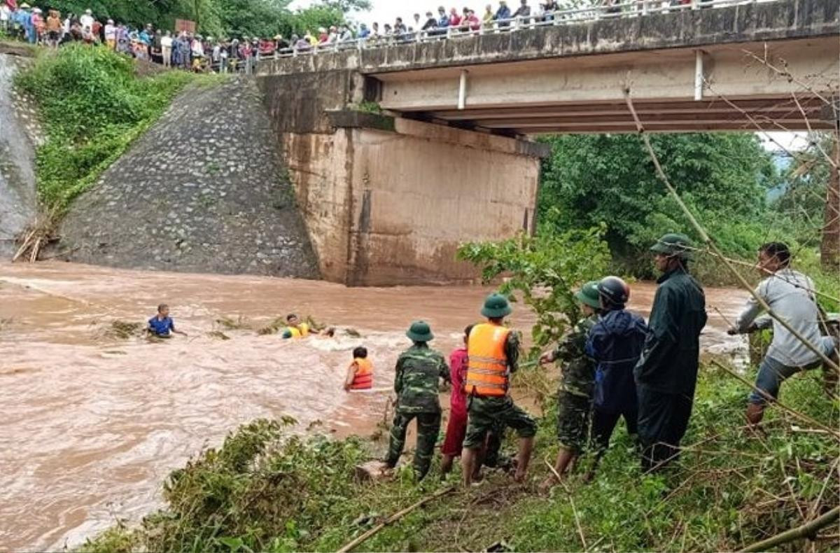 Hai vợ chồng ở Quảng Trị đi xe máy bị lũ cuốn trôi, người vợ mất tích Ảnh 1