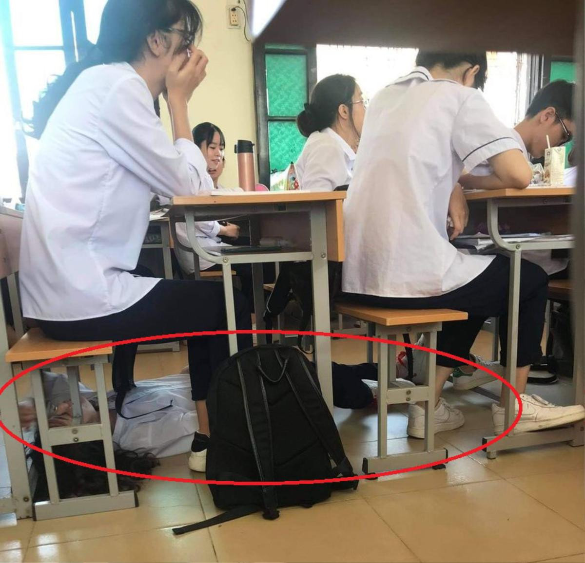 Mệt nhoài với những tiết học, nữ sinh trốn giáo viên với dáng ngủ 'bá đạo' ngay trong lớp khiến CĐM cười ngất Ảnh 1