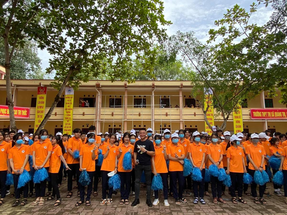 BTV Quang Minh hào hứng 'check-in' điểm cầu Quảng Trị, sẵn sàng cho trận chung kết Đường lên đỉnh Olympia năm thứ 20 Ảnh 2