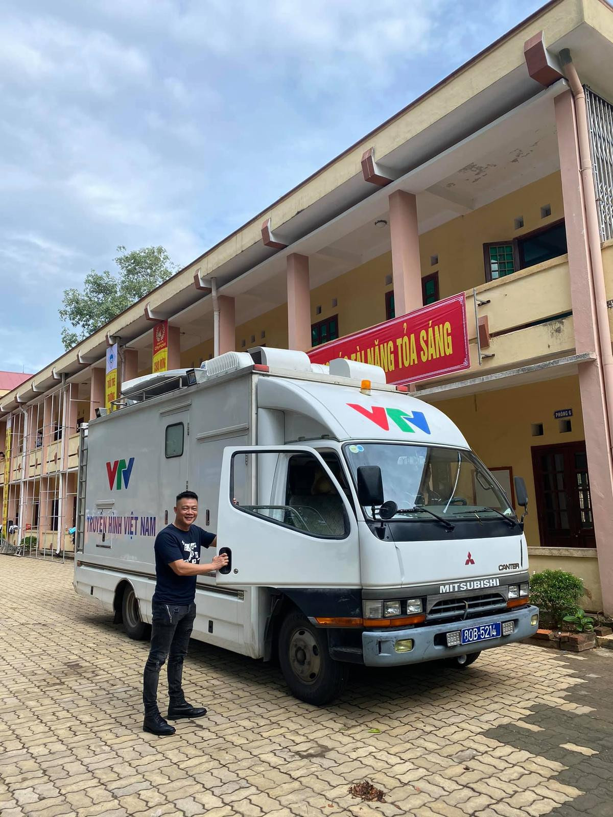 BTV Quang Minh hào hứng 'check-in' điểm cầu Quảng Trị, sẵn sàng cho trận chung kết Đường lên đỉnh Olympia năm thứ 20 Ảnh 1