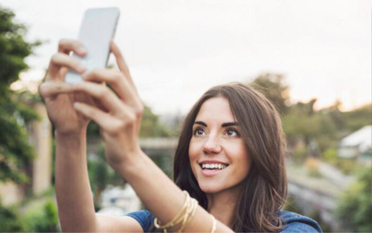 Vì sao phụ nữ thích chụp hình selfie từ trên xuống còn đàn ông thì ngược lại? Ảnh 1