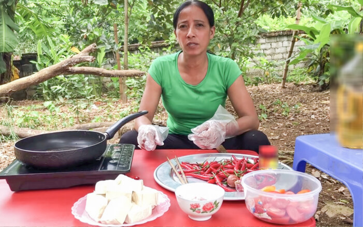 Học theo bà Tân nấu những món 'siêu to khổng lồ', Bà Lý Vlog tuyên bố 'đầu hàng' chỉ sau 1 tháng Ảnh 7