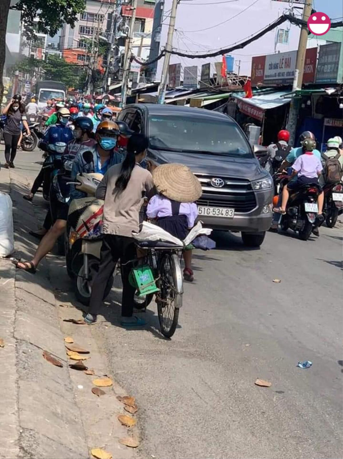 Bé gái được mẹ chở đi học trên chiếc xe đạp cũ dùng để mưu sinh, nụ cười quên cả khó khăn của 2 mẹ con gây xúc động Ảnh 2