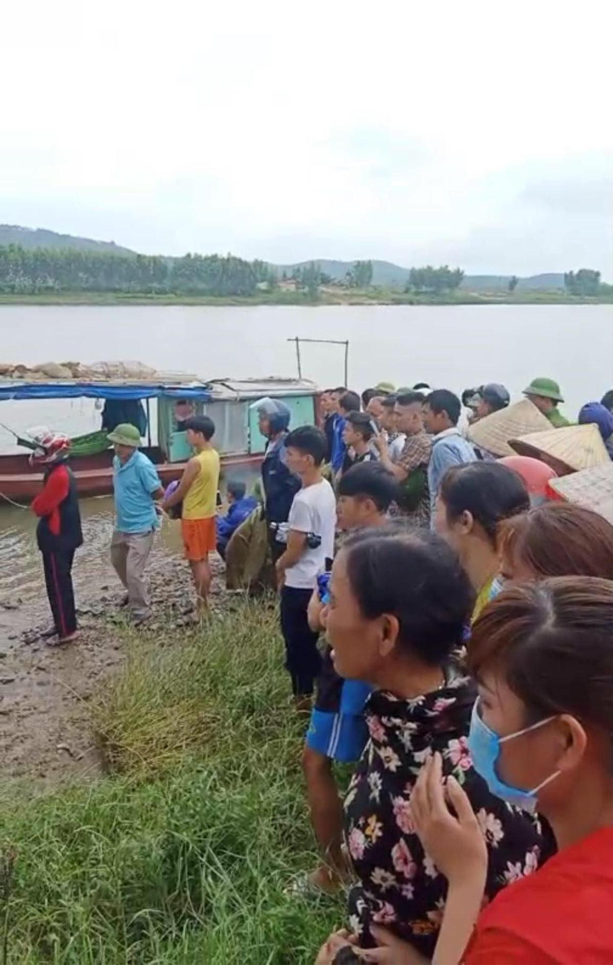 Tài xế xe tải dũng cảm lao xuống sông cứu cô gái trẻ bất thành, cả hai bị nước cuốn mất tích Ảnh 1