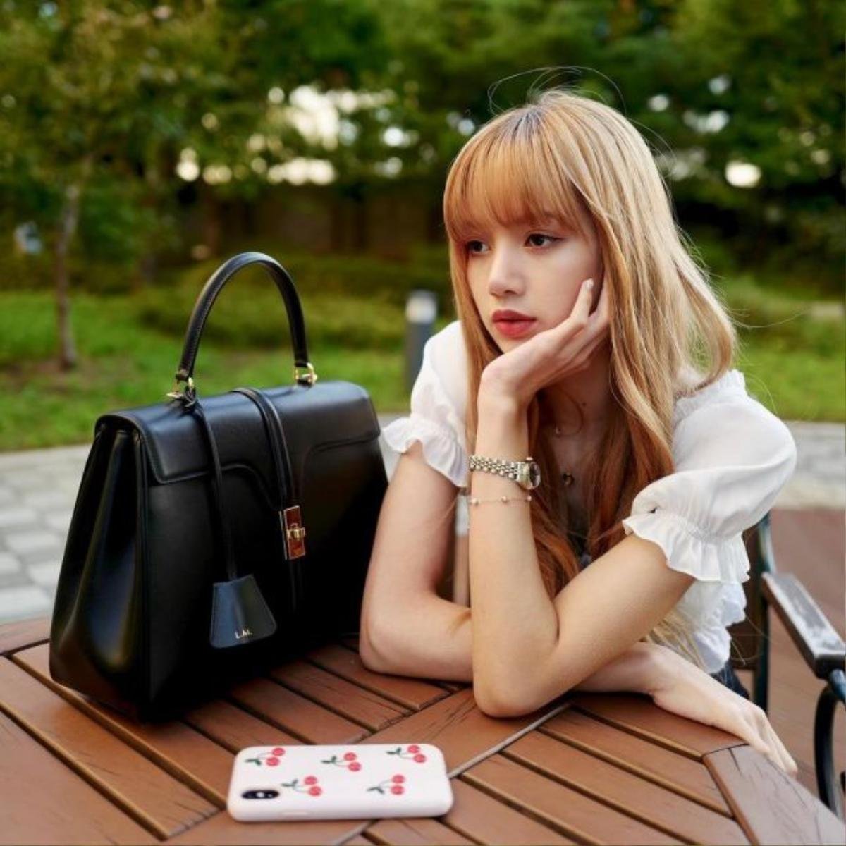 Lisa Black Pink chính thức được Celine công bố là đại sứ toàn cầu và gia hạn hợp đồng Ảnh 4