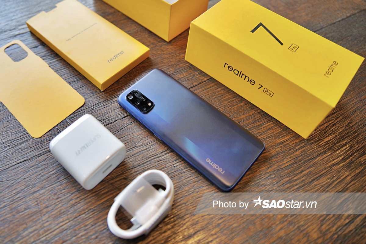 Mở hộp Realme 7 Pro: Ngoại hình ưa nhìn, 4 camera, sạc nhanh 65W Ảnh 2