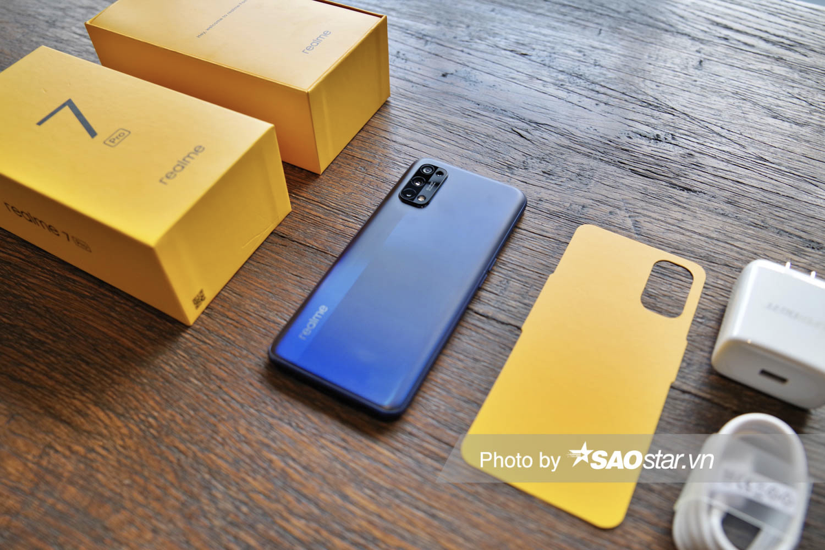 Mở hộp Realme 7 Pro: Ngoại hình ưa nhìn, 4 camera, sạc nhanh 65W Ảnh 1