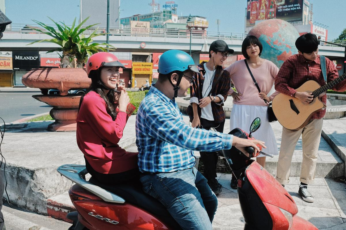 'Sài Gòn trong cơn mưa': Hành trình 'săn mưa' gian nan, còn phải quay vào mùng 1 Tết Ảnh 4