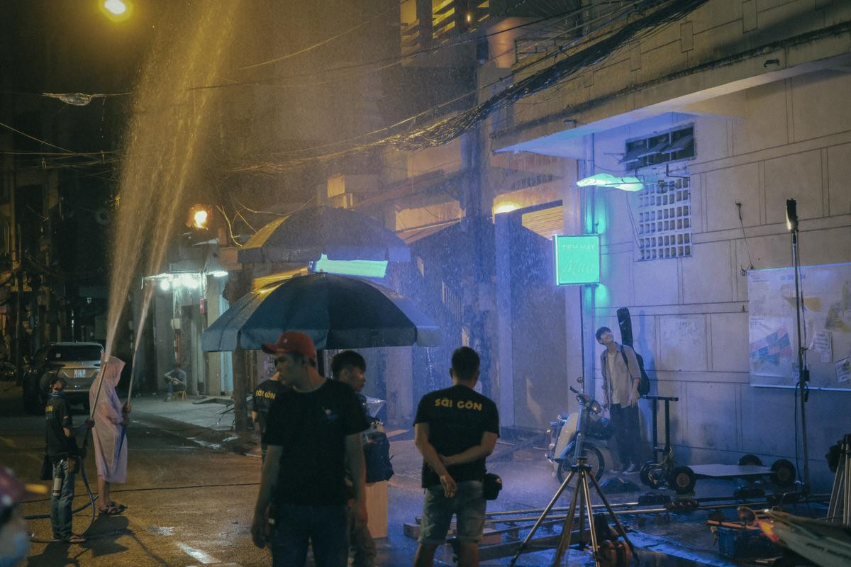 'Sài Gòn trong cơn mưa': Hành trình 'săn mưa' gian nan, còn phải quay vào mùng 1 Tết Ảnh 8