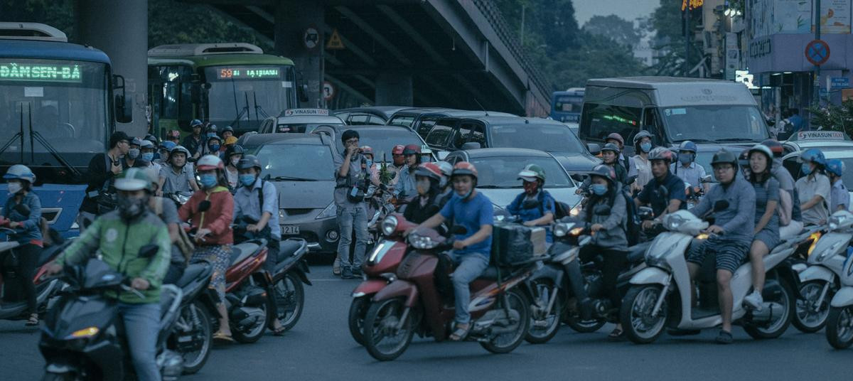 'Sài Gòn trong cơn mưa': Hành trình 'săn mưa' gian nan, còn phải quay vào mùng 1 Tết Ảnh 18