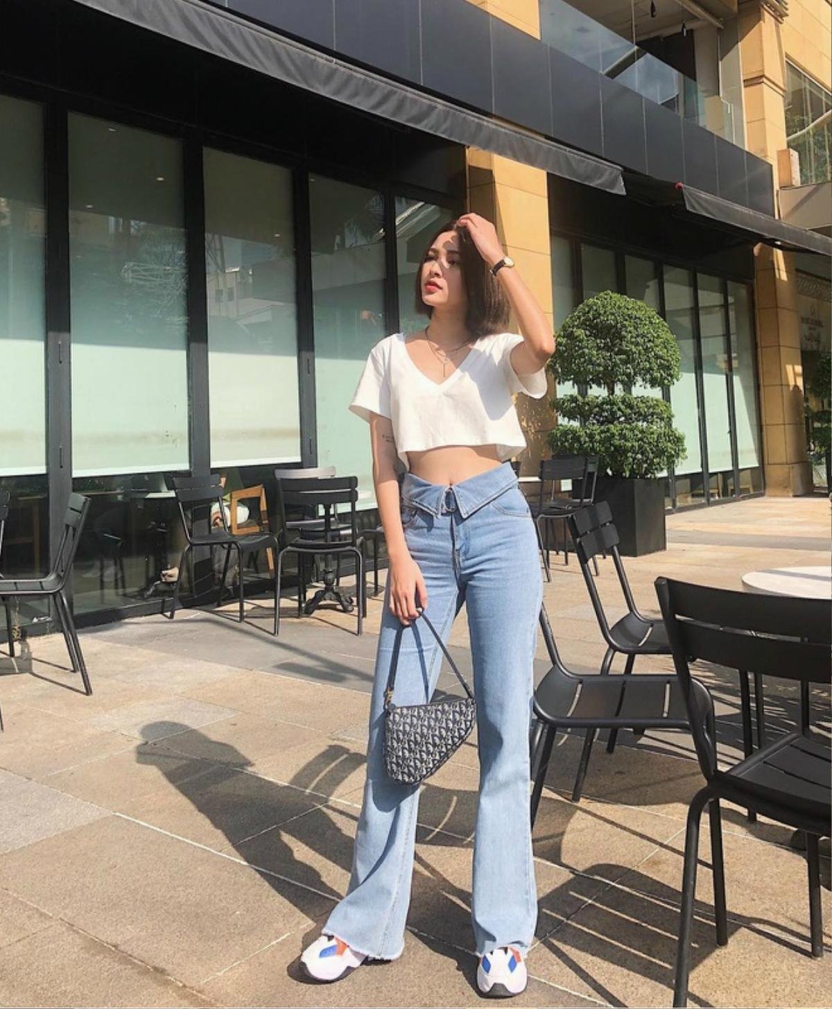 Vải jeans tưởng thô cứng, nhàm chán nhưng hóa ra lại là hot trend thu đông 2020 Ảnh 10