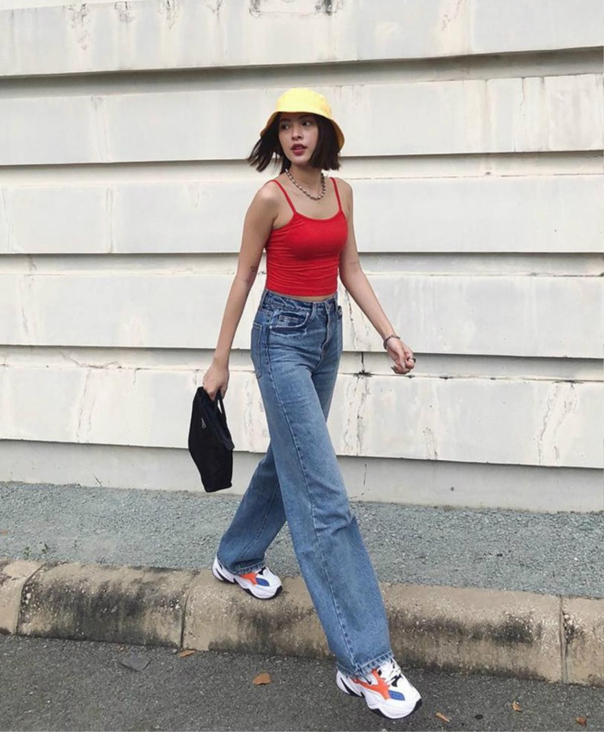 Vải jeans tưởng thô cứng, nhàm chán nhưng hóa ra lại là hot trend thu đông 2020 Ảnh 11