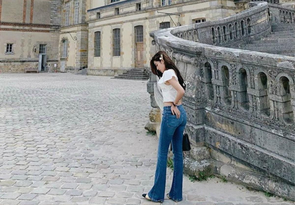 Vải jeans tưởng thô cứng, nhàm chán nhưng hóa ra lại là hot trend thu đông 2020 Ảnh 12