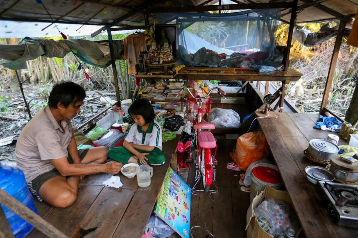 Cô bé 13 tuổi sống cùng cha trên ghe nhỏ: 'Các bạn ở trường ăn hiếp vì nhà con nghèo' Ảnh 8