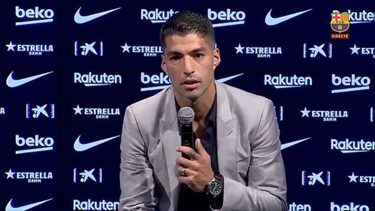 Luis Suarez khóc nghẹn trên vai vợ trong lễ chia tay Barca Ảnh 3