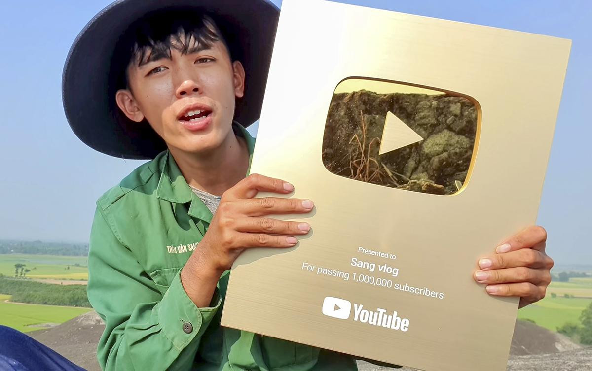 'YouTuber nghèo nhất Việt Nam' đổi đời, đập hộp loạt máy móc đắt tiền trị giá hàng chục triệu Ảnh 1